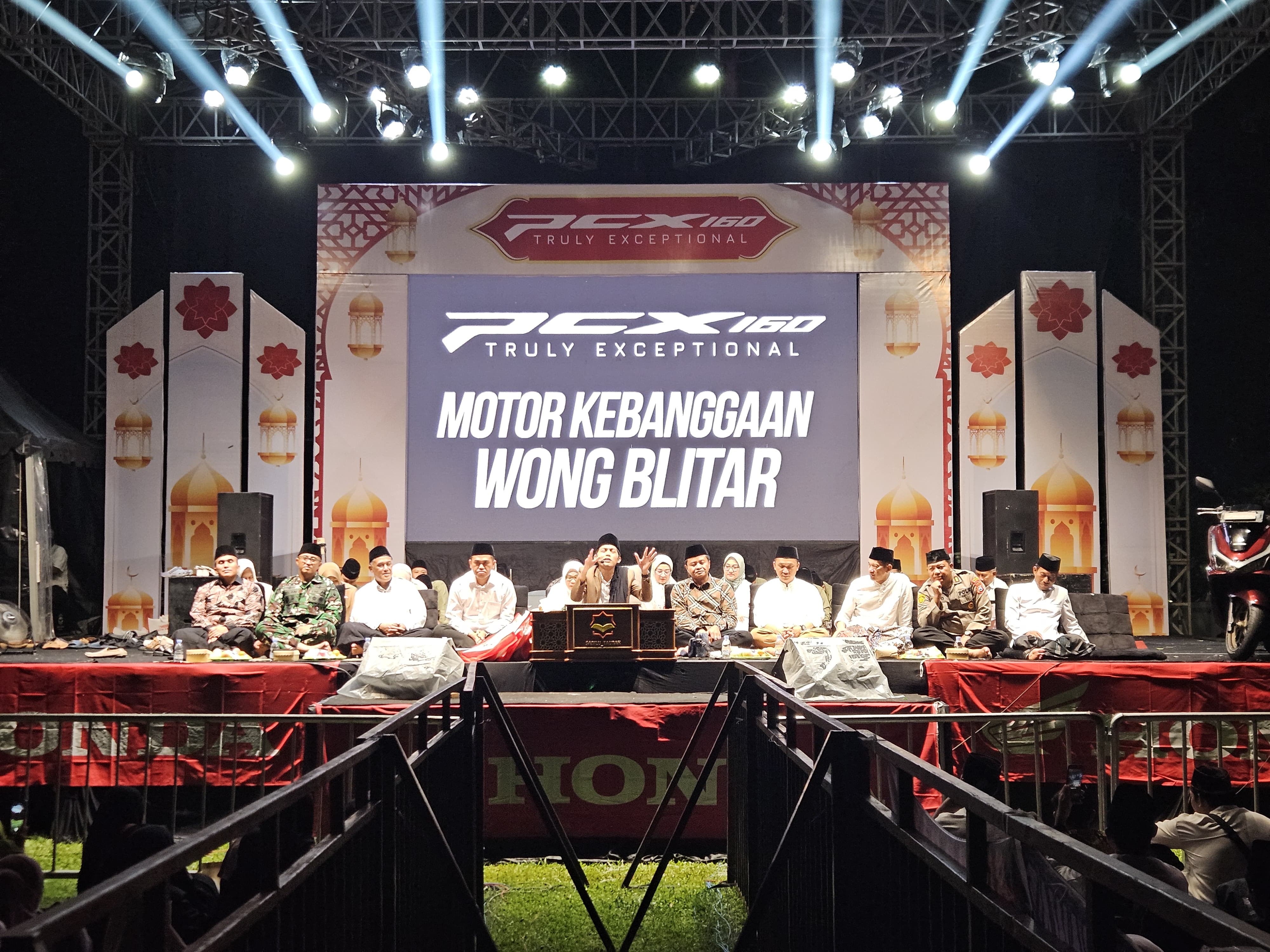 Ribuan Masyarakat Meriahkan Safari Ramadhan Honda di Alun-Alun Blitar Bersama Gus Iqdam
